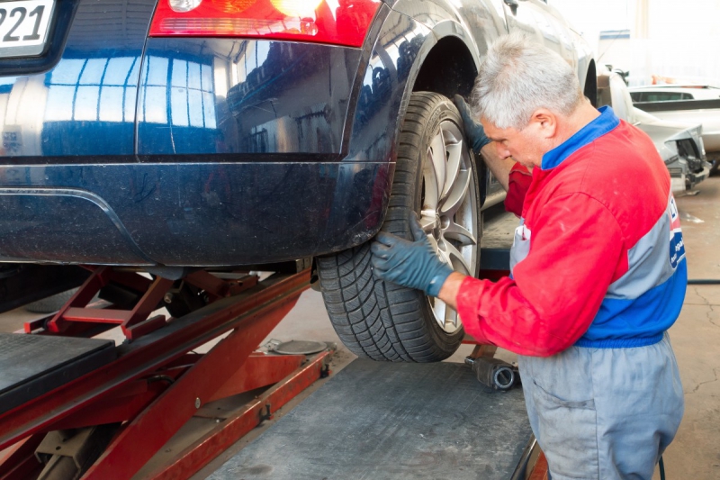 ecommerce-LA BASTIDE-min_auto_repair_repair_lift_auto_mechanic_work_clothes_master_professional_man_of_the_fold-685629
